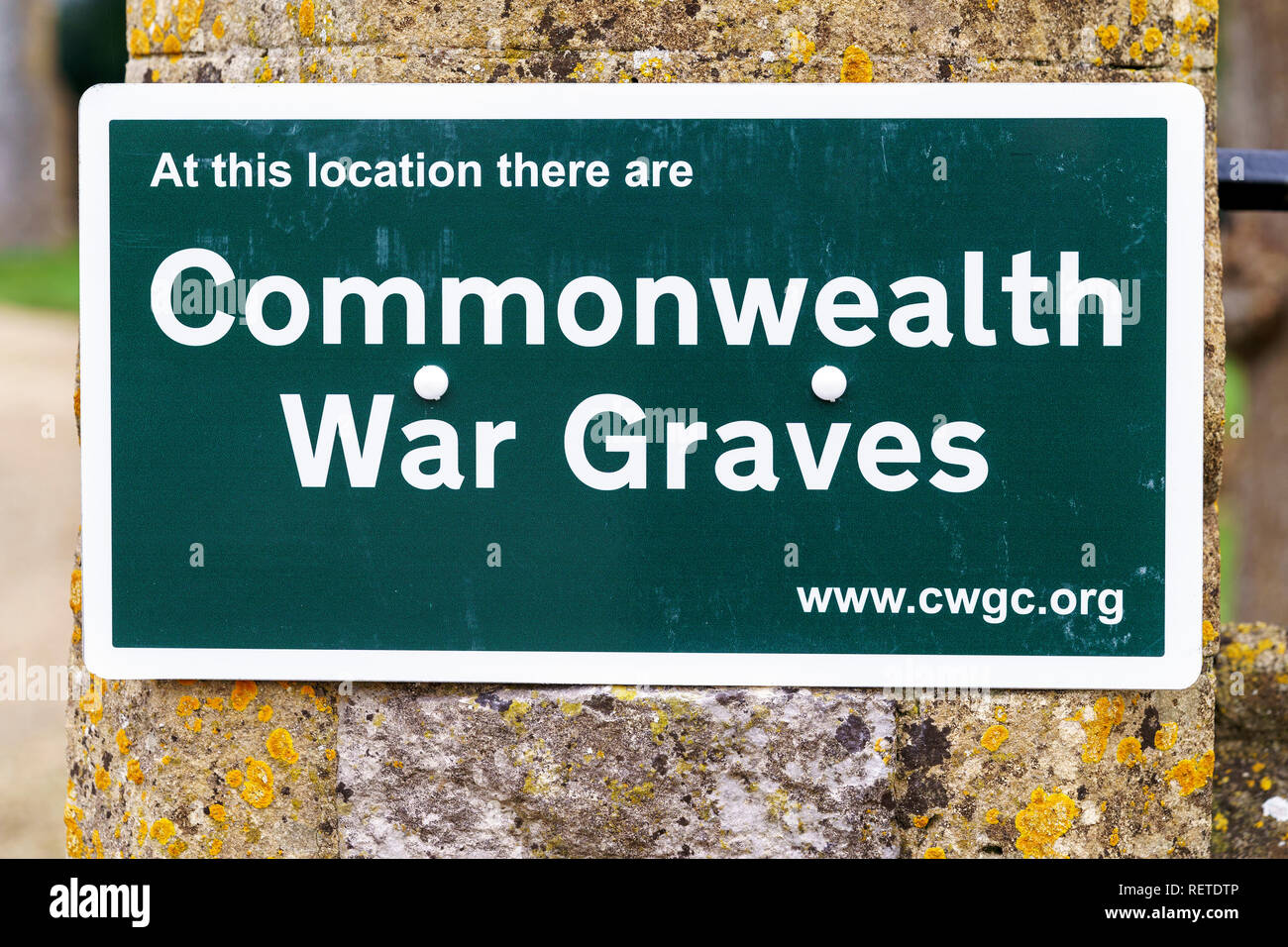 Commonwealth Kriegsgräber Kommission unterzeichnen auf Kirche Tor post Stockfoto