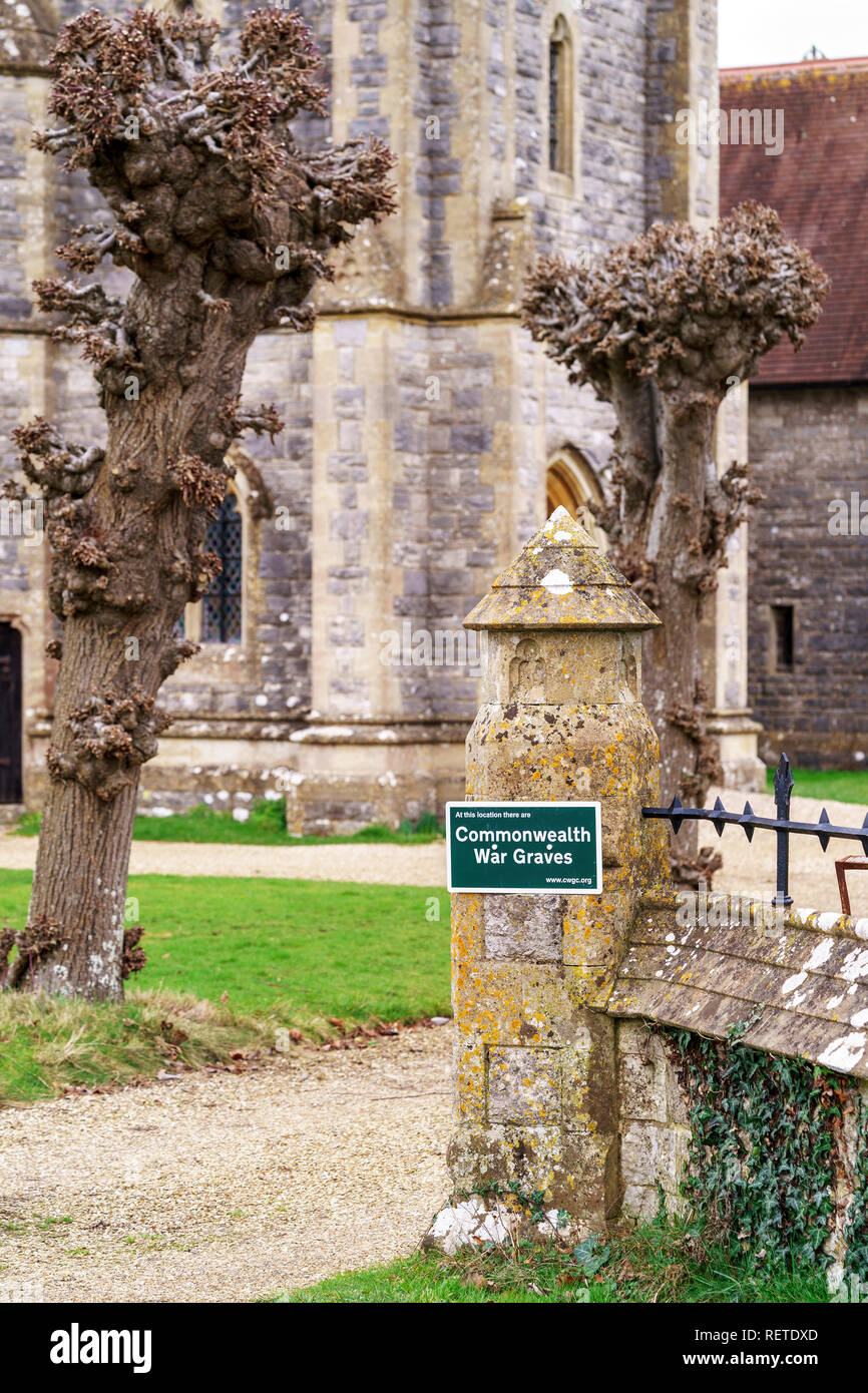 Commonwealth Kriegsgräber Kommission unterzeichnen auf Kirche Tor post Stockfoto