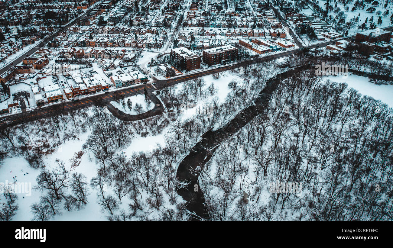 Zugefrorenen Fluss in Chicago über Drone Stockfoto