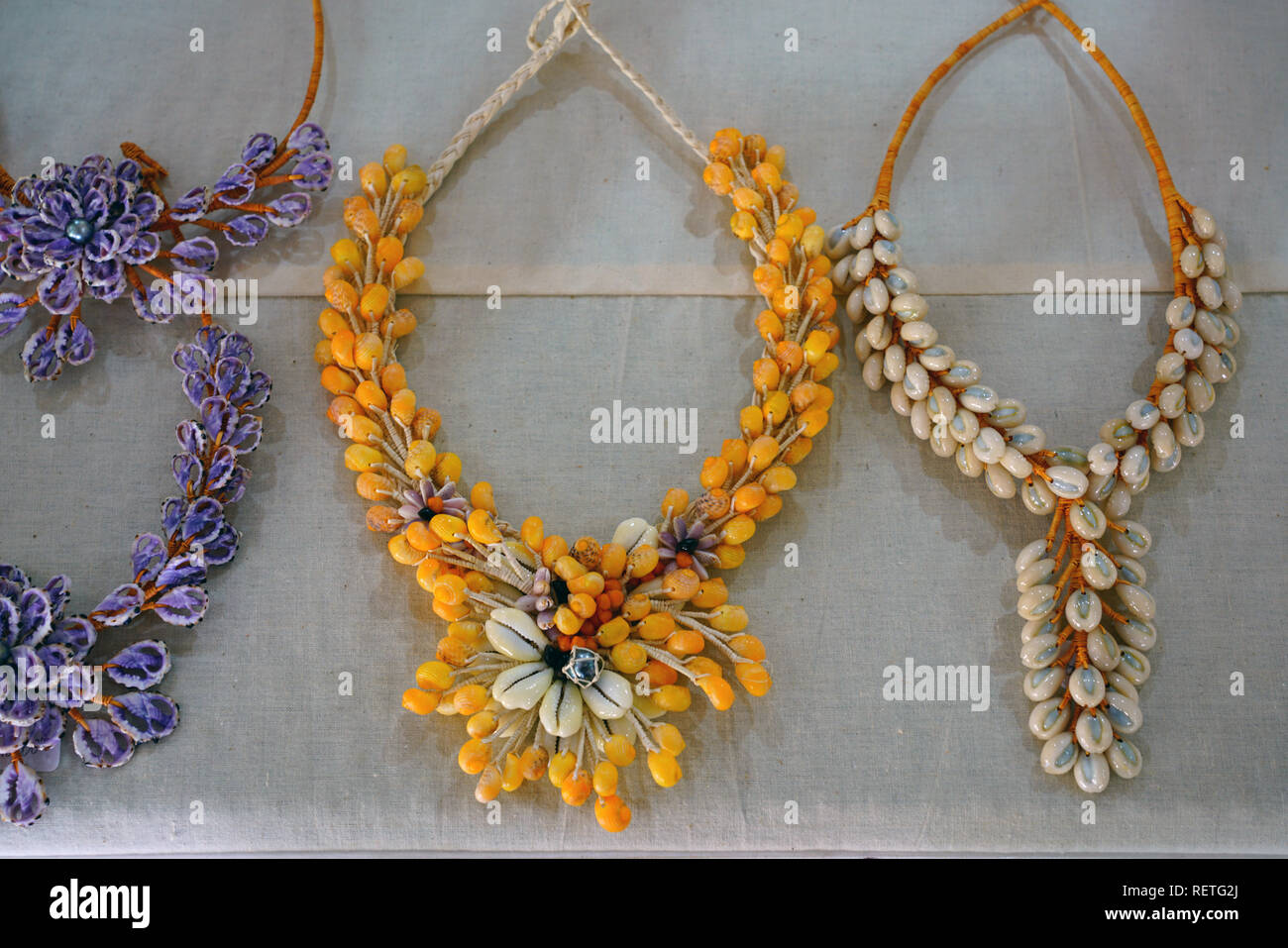 Traditionelles Handwerk Schmuck mit bunten Schalen aus der Tuamoto und Gambier Inseln in Französisch Polynesien gemacht Stockfoto