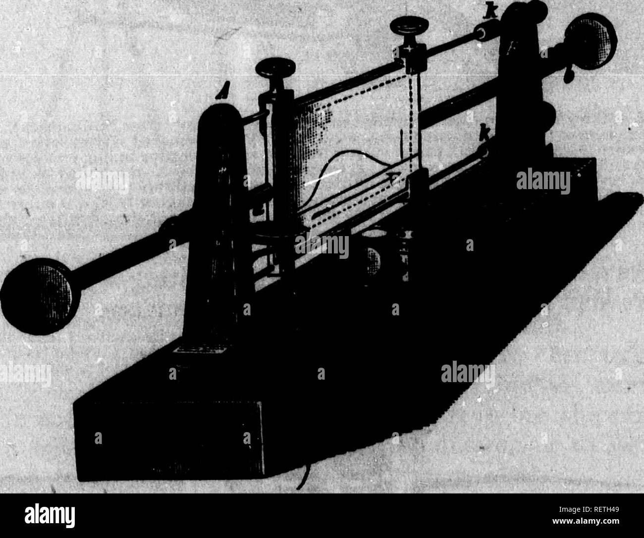 . Ein Lehrbuch der Tierphysiologie [microform]: Mit einführenden Kapiteln über die allgemeine Biologie und eine vollständige Behandlung der Reproduktion, für Studierende der Human- und Vergleichende (Veterinärwesen) Medizin und der allgemeinen Biologie. Physiologie, Vergleichende ; tierärztliche Physiologie; Physiologie; Physiologie comparée vétérinaire. Fia. IflS - Muacte - Nerv preparatton, ahowing gairtrocnemiua muacle, Ischiasnerv und. Fw. las.' - apriiw mro ((f " ph von Du Boia - BMrmond (nach RoaeBthaD^ TTiit amngMMnta für Iti^ Smi^ wlSM Details ein aimilar für {wndulum myoipraph (Abb. tboae. 177). geschwärzt Glasplatte, erschossen, bevor eine chro Stockfoto