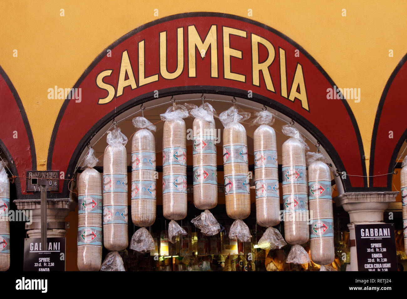 Schweiz Tessin Lugano See Lugano Schweizer Alpen Salumeria Charcuterie D. Gabbani in Markt hängen Salami Anzeige Stockfoto