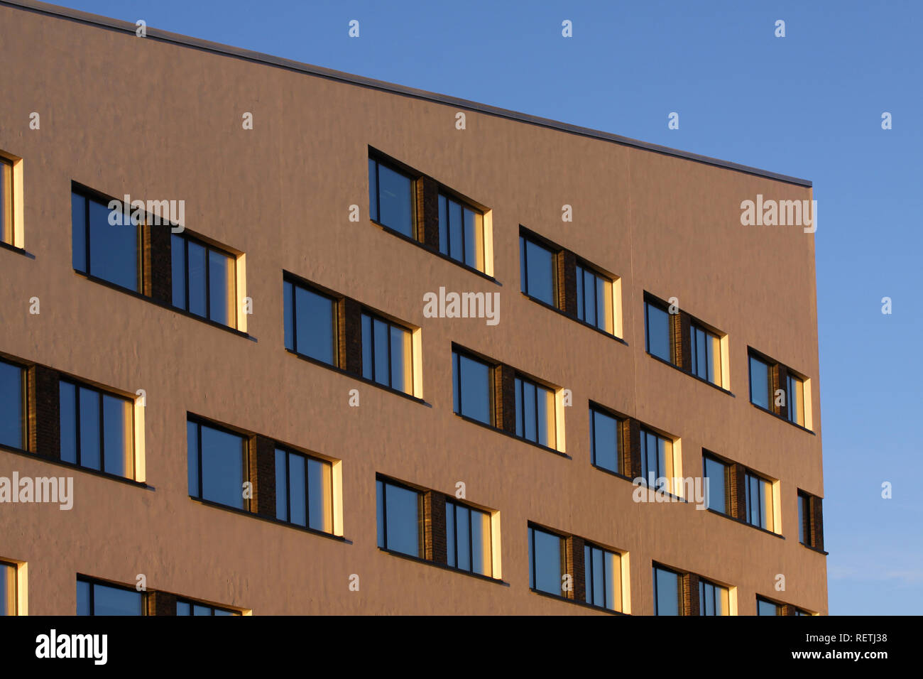 Moderne minimalistische Gebäude vor blauem Himmel Stockfoto