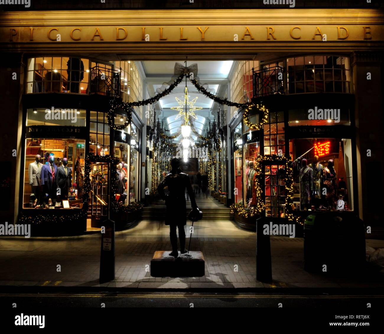 Statue von Beau Brummel (durch Irena Sedlecka, im Jahr 2002 vorgestellt, sculpted) an der Jermyn Street Eingang zum Piccadilly Arcade an Weihnachten, London, UK. Stockfoto