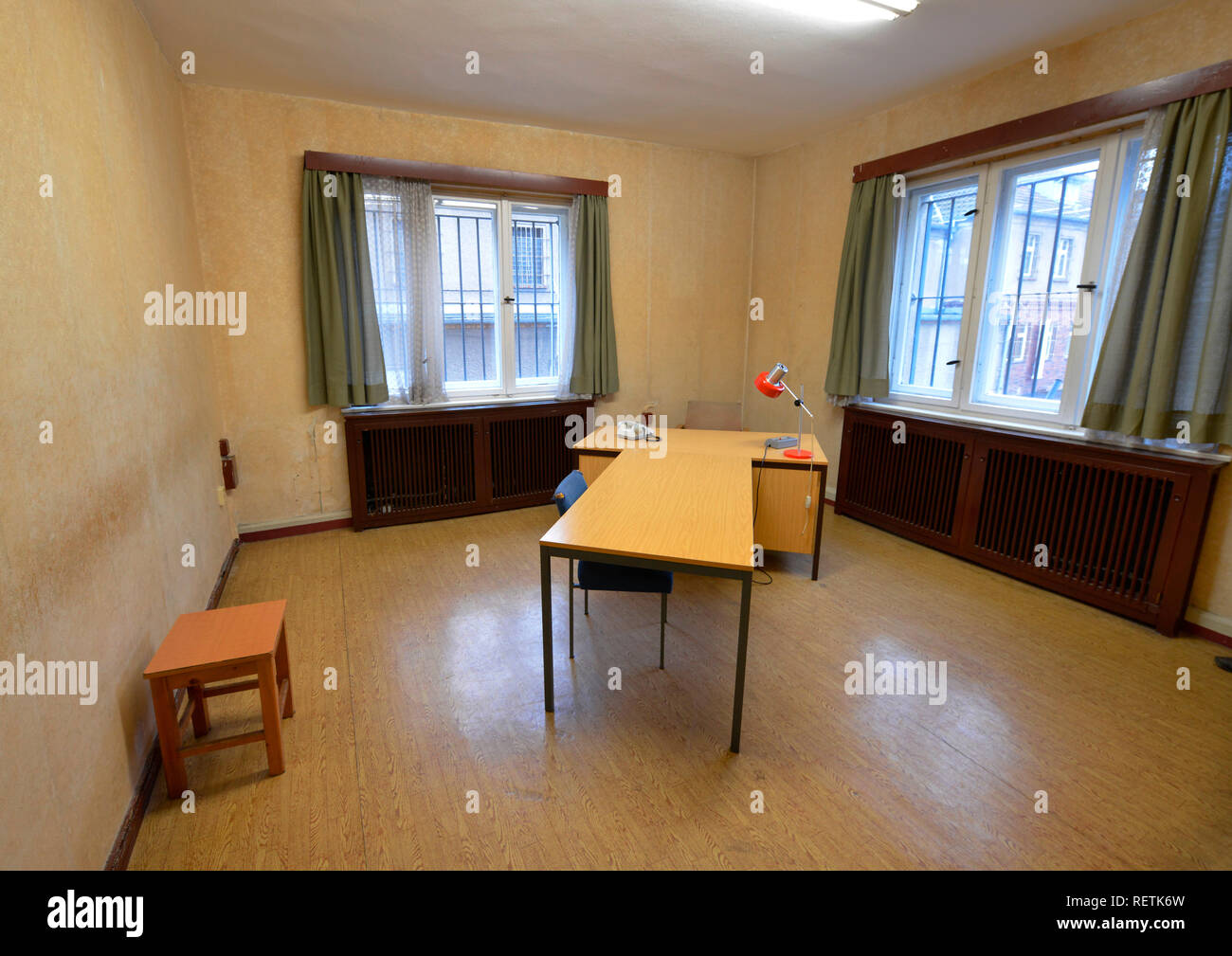 Vernehmerzimmer, Stasi-Gedenkstaette, Genslerstrasse, Hohenschönhausen, Lichtenberg, Berlin, Deutschland Stockfoto