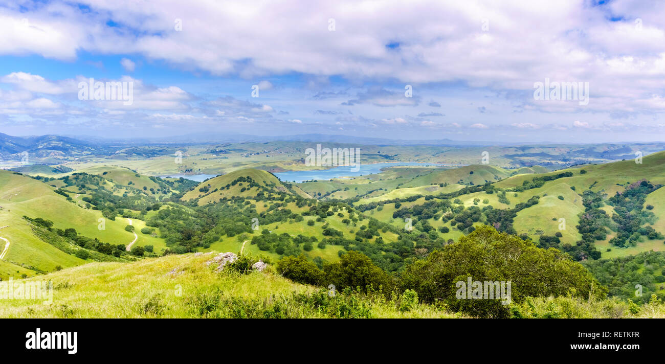Panoramablick auf San Antonio Stausee und die umliegenden grünen Hügel, Sunol, Alameda County, San Francisco Bay Area, Kalifornien Stockfoto