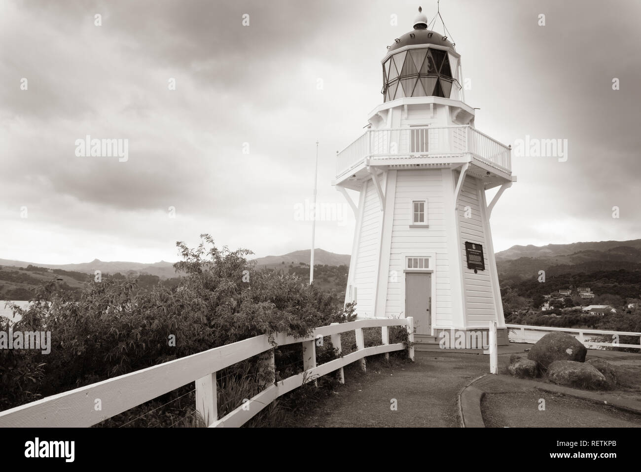 AKAROA NEUSEELAND - 13. Oktober 2018; Vintage sepia getonten Bild Leuchtturm in Akaroa Kopf auf bewölkten Tag Banks Peninsula South Island, Neuseeland Stockfoto