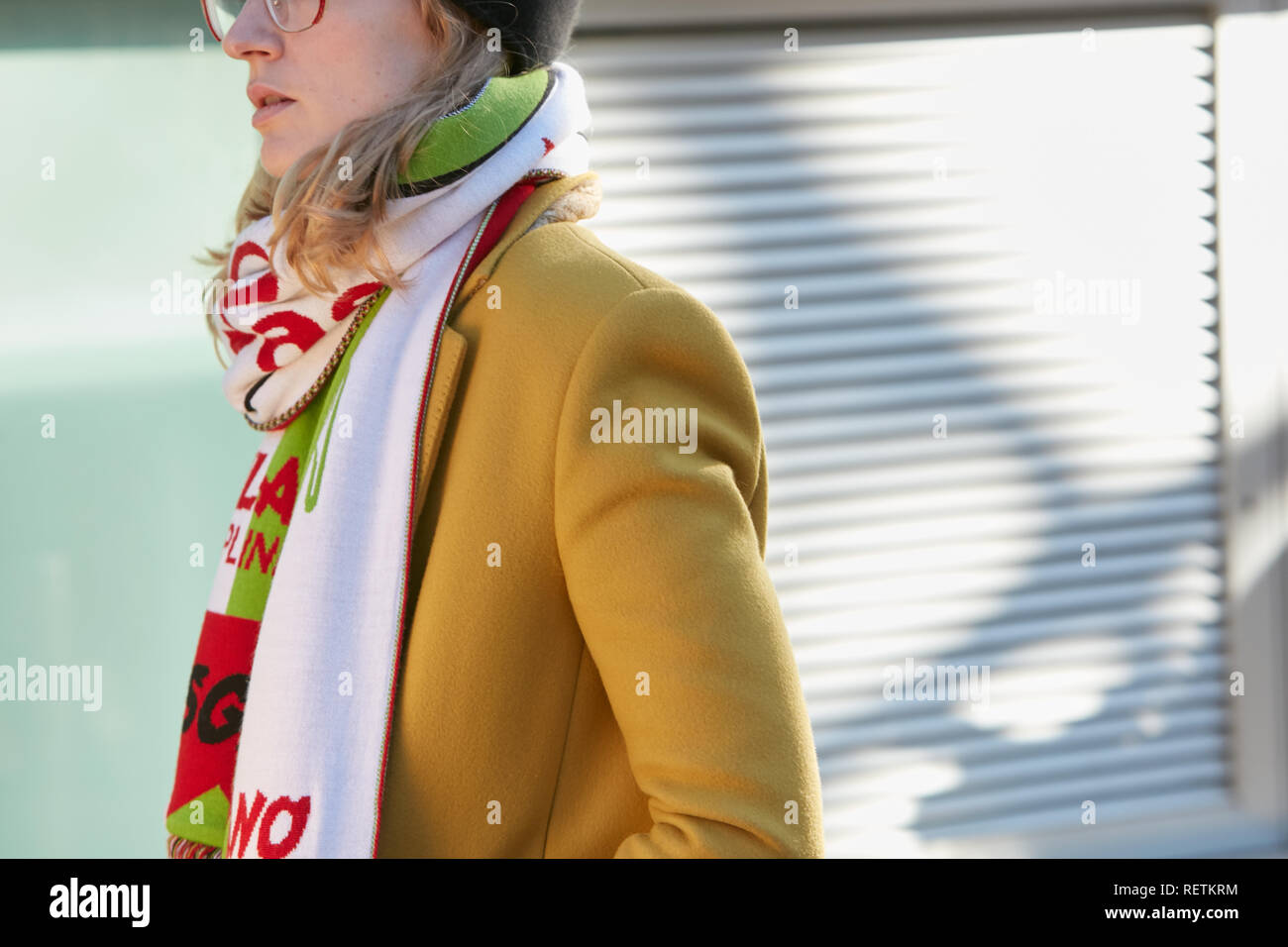 Mailand, Italien - 14 Januar, 2019: Frau mit Gelb und Weiß, Rot und Grün Schal vor Emporio Armani Fashion Show, Mailand Fashion Week Straße s Stockfoto