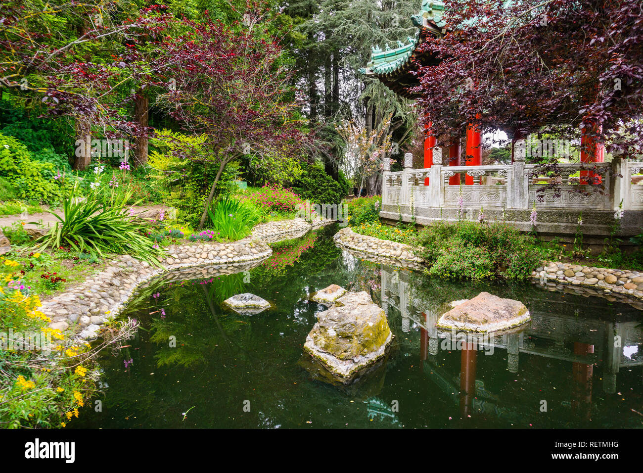 Wassergraben, in dem sich der Chinesische Pavillon auf der Küstenlinie von Stow Lake, Golden Gate Park, San Francisco, Kalifornien Stockfoto