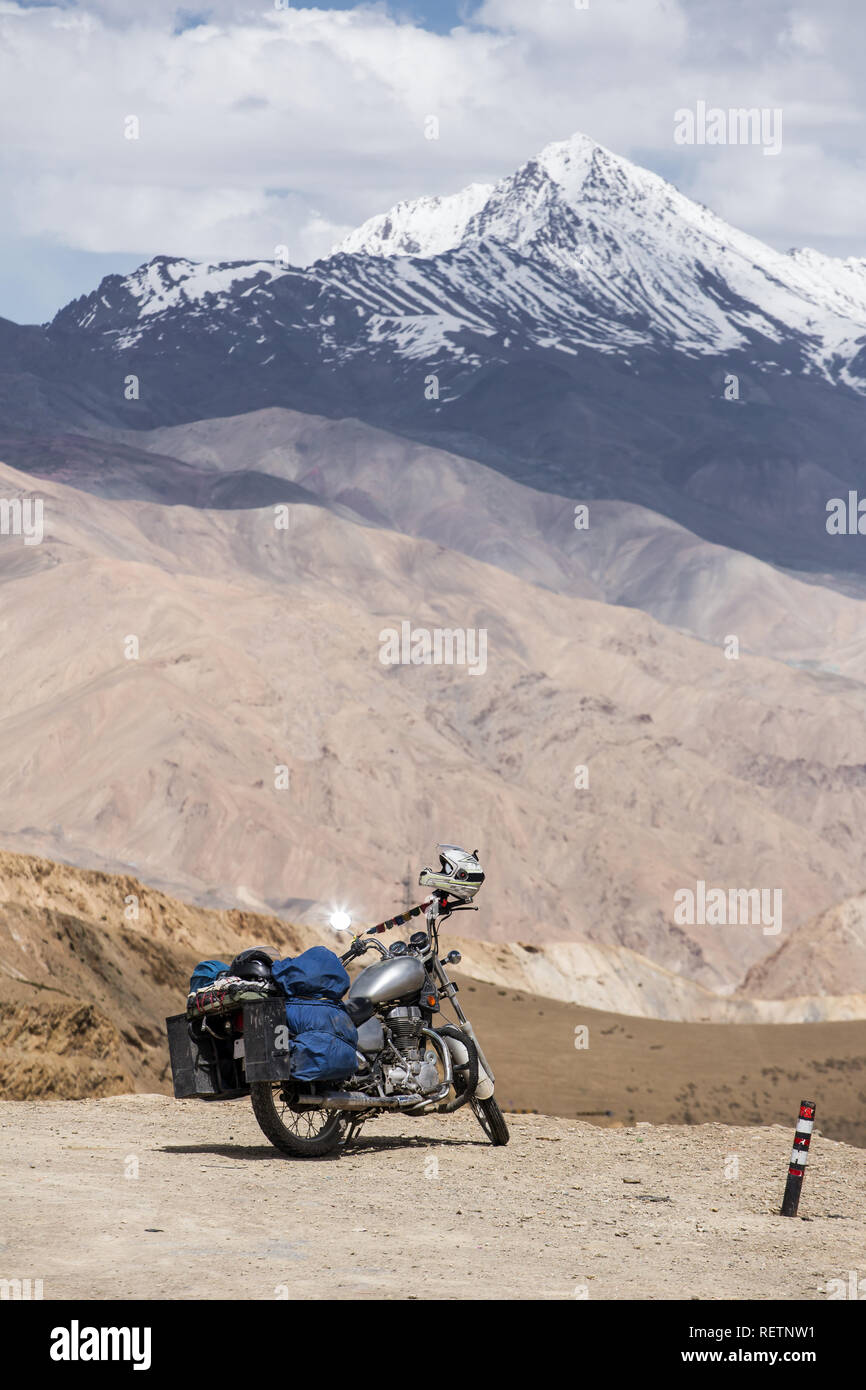 Motorradfahren im Leh, Manali Highway, eine Höhenlage Straße, die große Himalayan Range, Ladakh, Indien fährt. Stockfoto