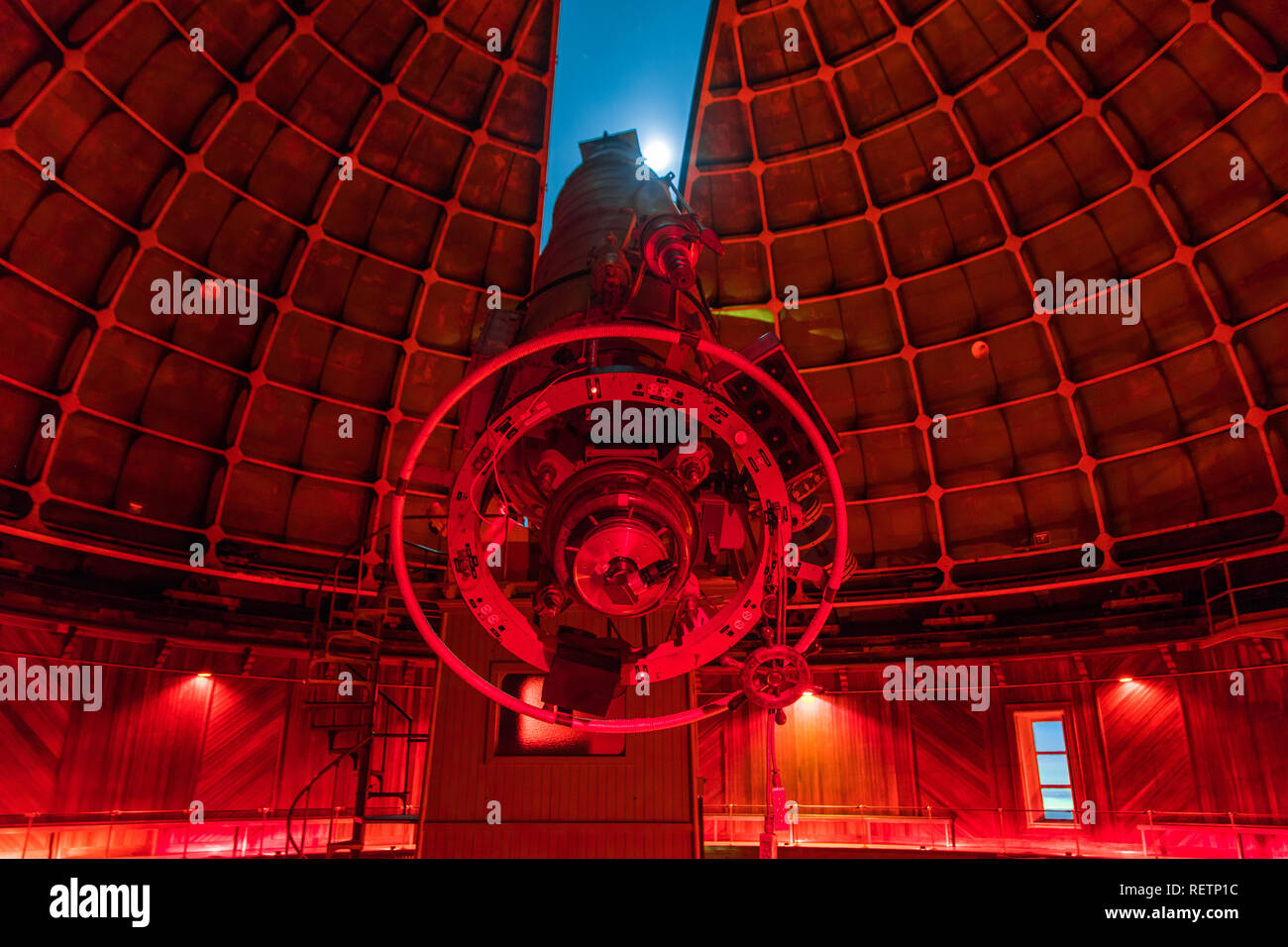 Mai 19, 2018 San Jose/CA/USA - Die historischen 36-Zoll Shane Teleskop am Lick Observatory bereit für den Nachthimmel betrachten; rote Lichter eingeschaltet; Mou Stockfoto