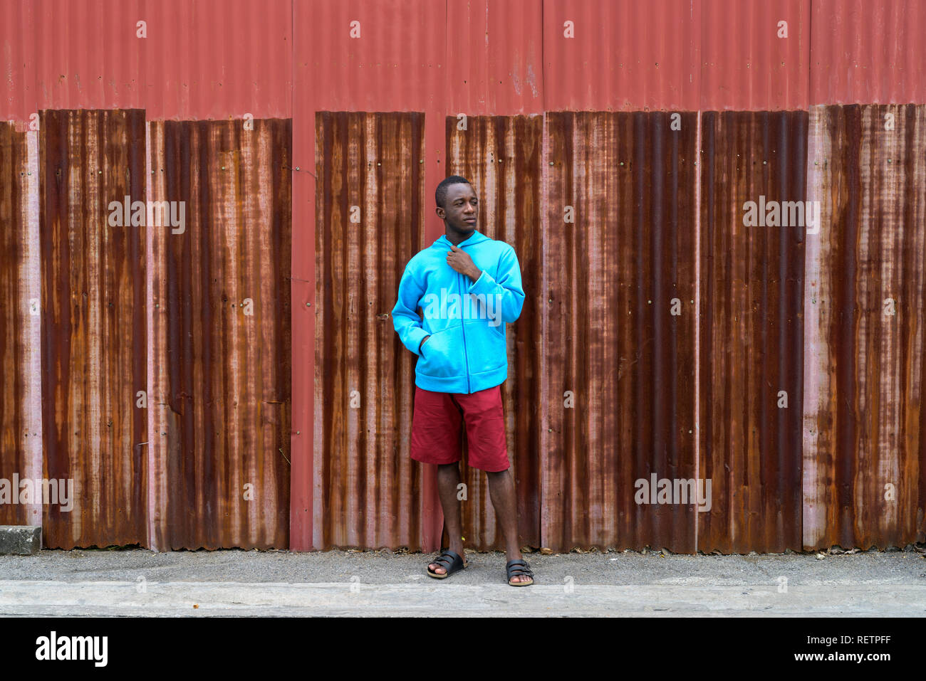 Jungen schwarzen afrikanischen Mann stand beim Denken und halten Jack Stockfoto