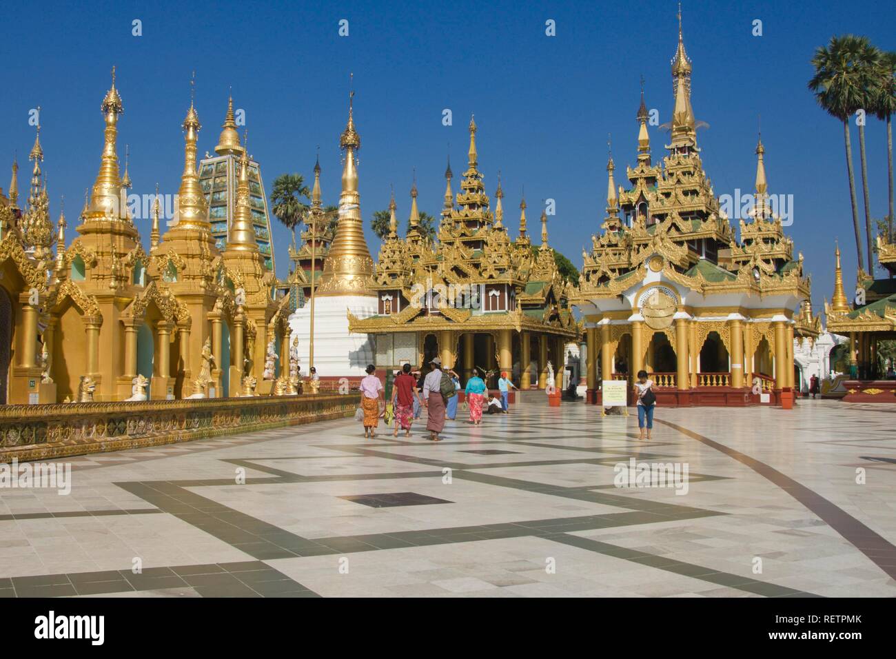 Nord Ost Terrasse, Shwedagon Pagode, Yangon, Myanmar, Birma, Südostasien Stockfoto