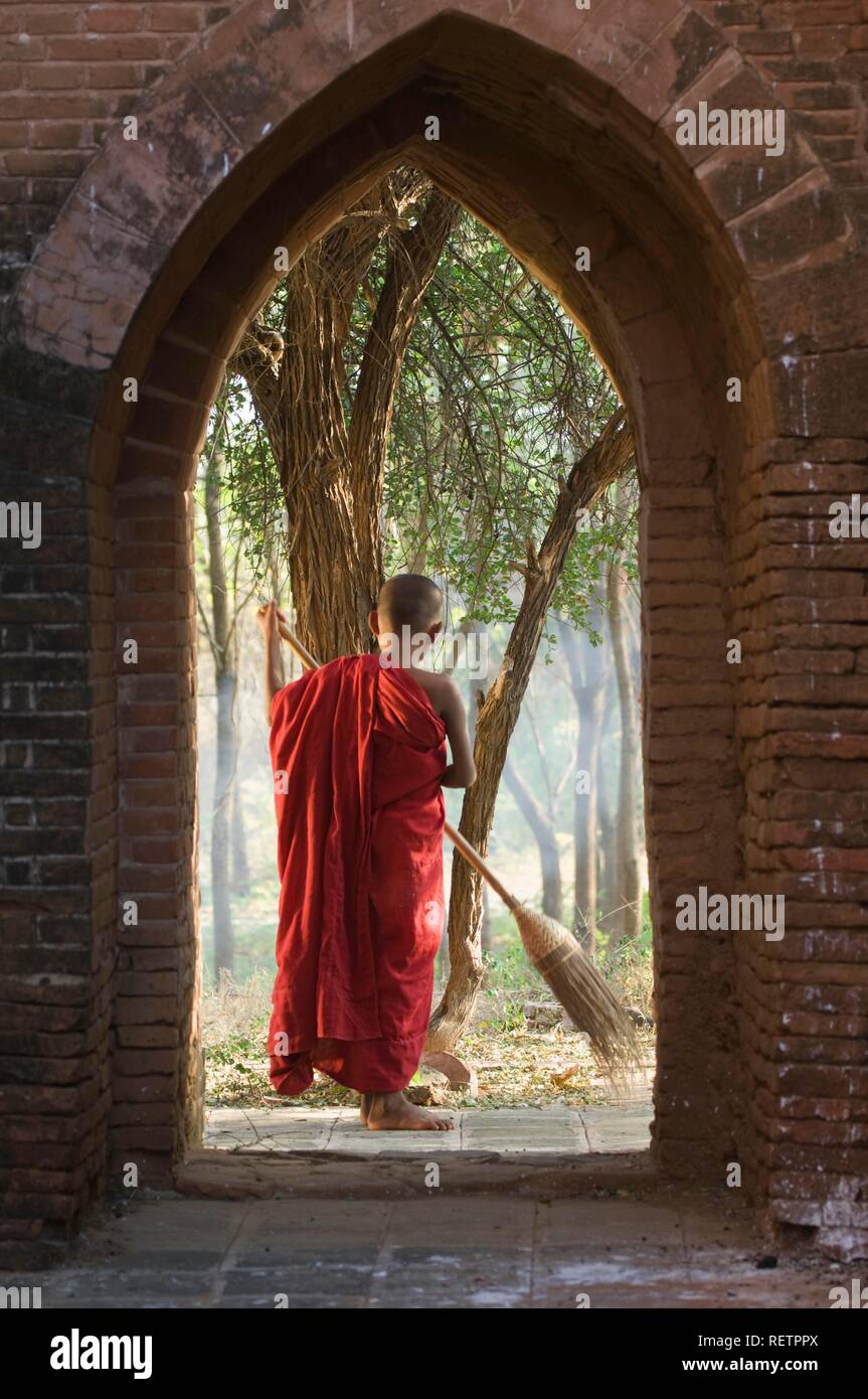 Anfänger buddhistischer Mönch fegen, Bagan, Myanmar, Birma, Südostasien Stockfoto