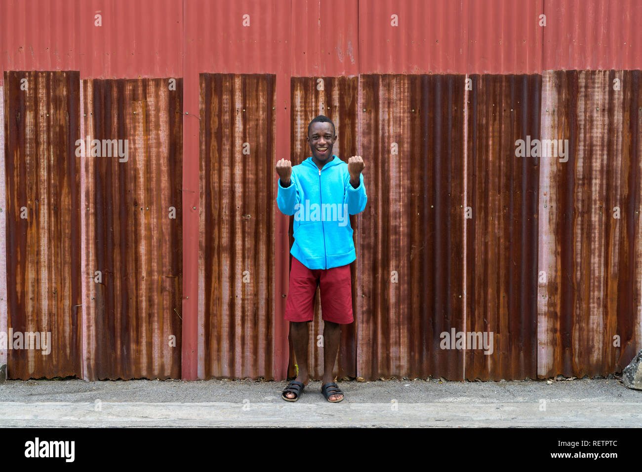 Junge glücklich schwarzen afrikanischen Mann lächelnd, während sie aufgeregt Whil Stockfoto