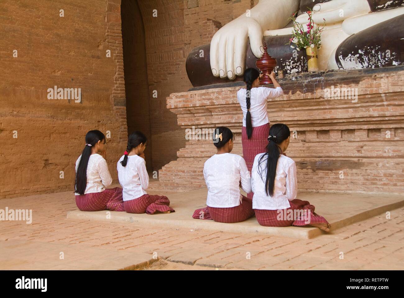 Die burmesische Frauen an Buddha, Bagan, Myanmar zu beten Stockfoto