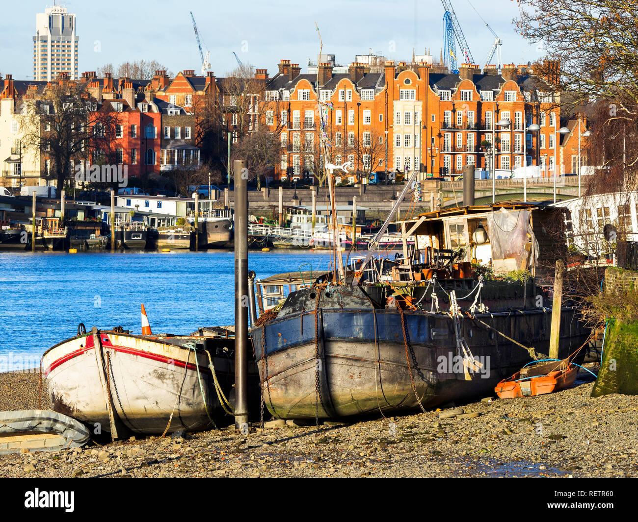 Boote bei Ebbe auf der Themse in Wandsworth - South West London, England Stockfoto