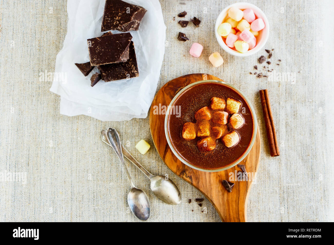 Hausgemachte heiße Schokolade und Zutaten und flach. Erwärmung süsses Getränk Stockfoto