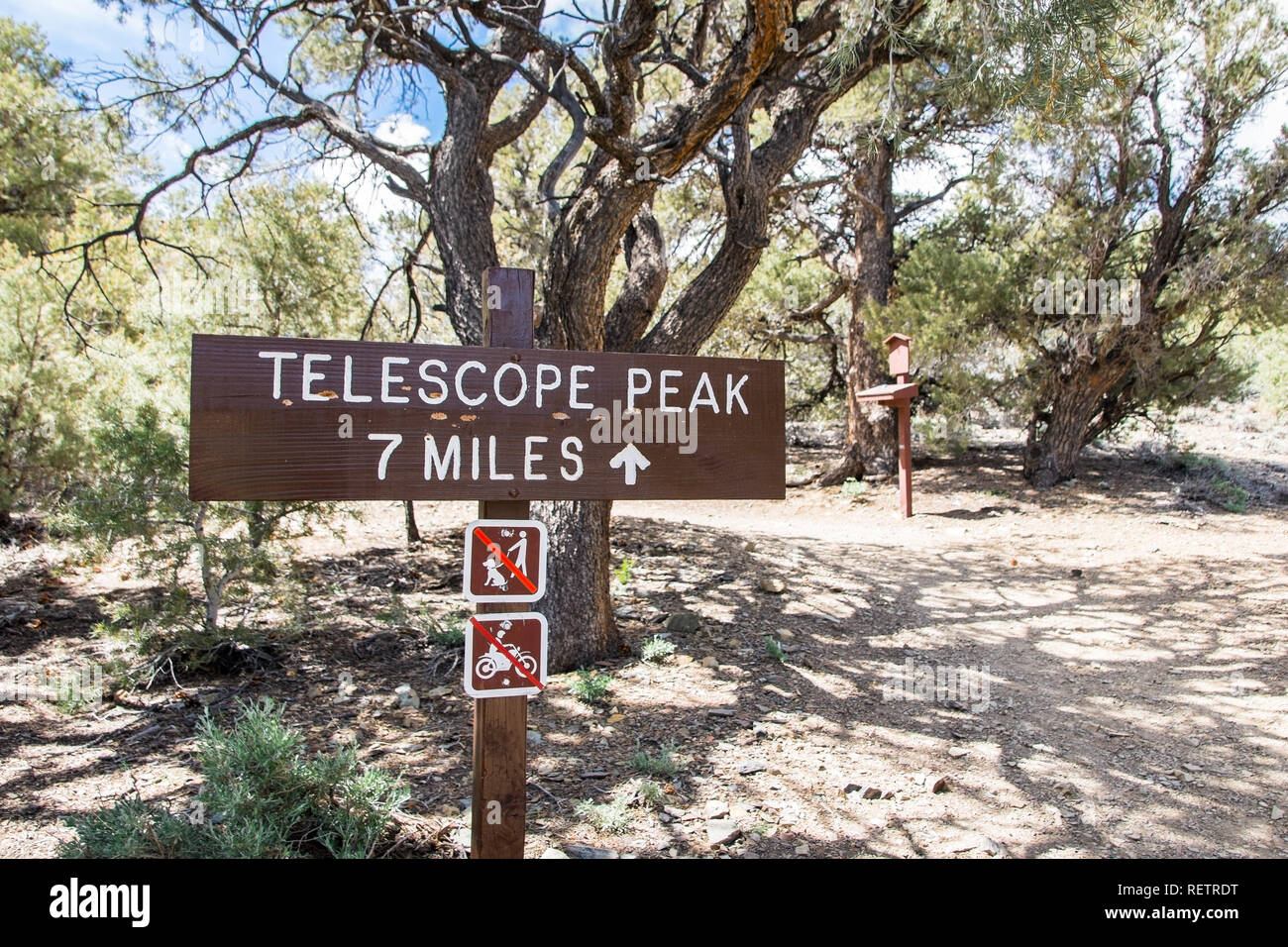 Schild am Hinterkopf bis Telescope Peak, der die Richtung und Entfernung; keine Haustiere und keine Motorräder auf der Spur erlaubt; Death Valley National Stockfoto