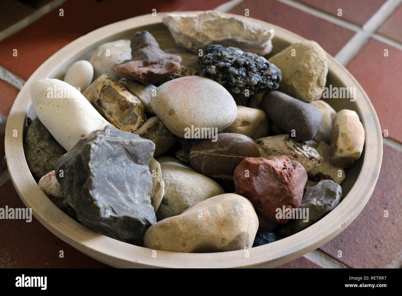 Eine Ansammlung von Felsen in eine Schüssel geben. Stockfoto