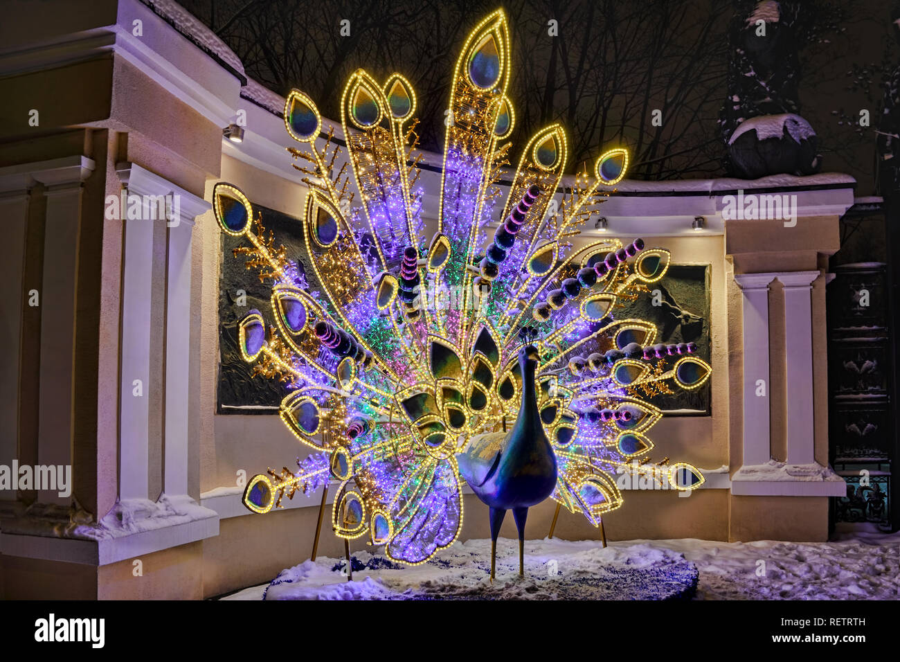 = toll beleuchteten Pfau am Eingang des Moskauer Zoo = Die wunderschön beleuchtete Peacock figurine schmückt den Eingang des Moskauer Zoo Stockfoto