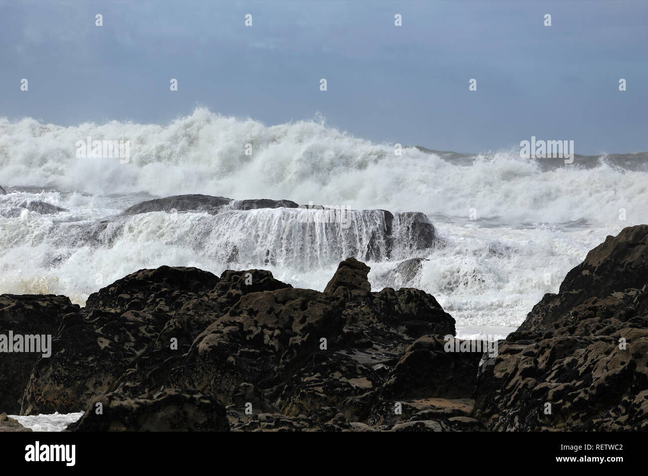 Große Absturz stürmischen Wellen in einem sonnigen Steinstrand von der portugiesischen Küste im Norden. Stockfoto