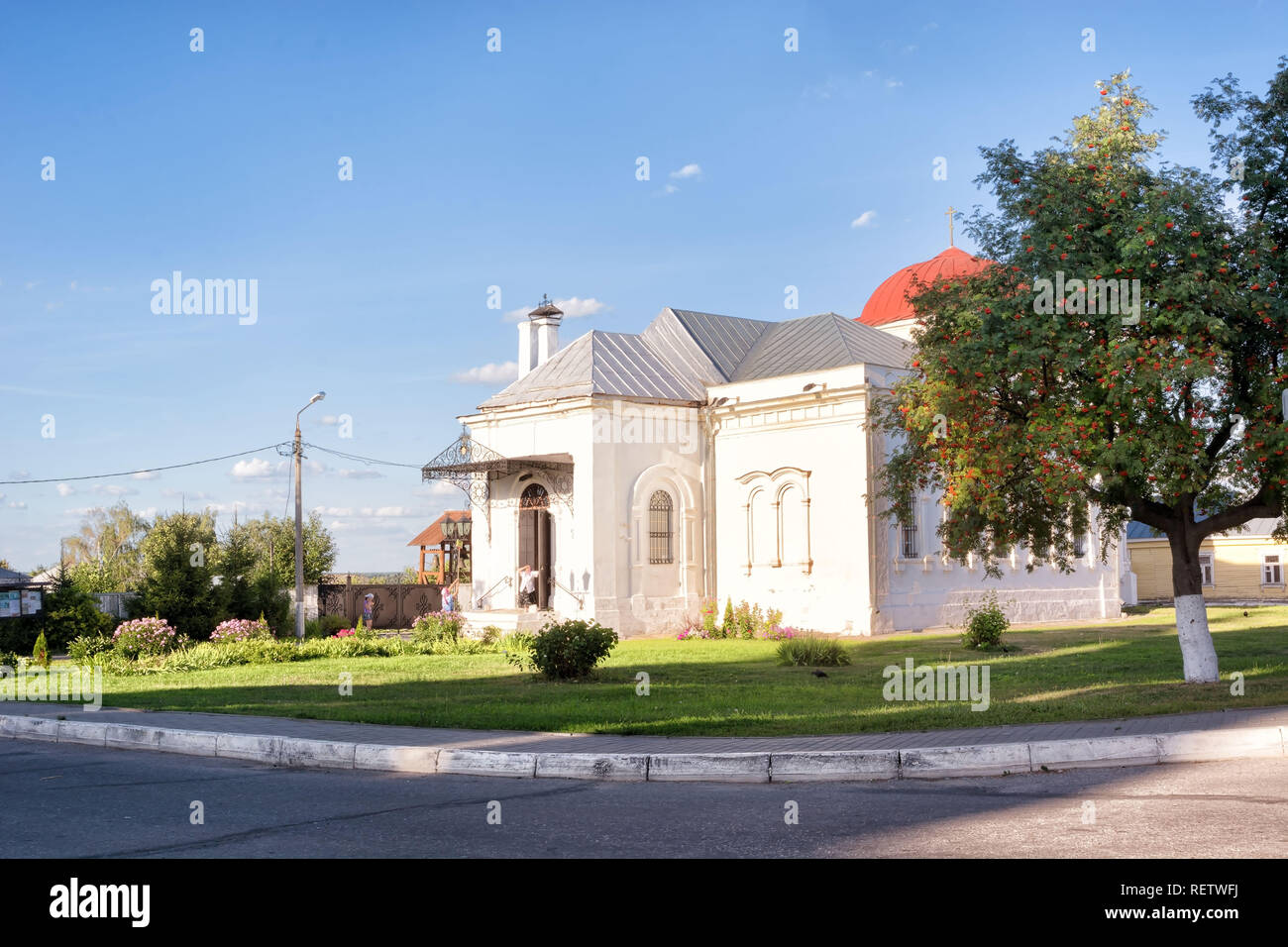 Kolomna, Russland - 14. August 2018: Alte Kirche in der Stadt Kolomna, Russland. Zwei ältere Frauen die Reinigung der Fassade der Kirche. Stockfoto