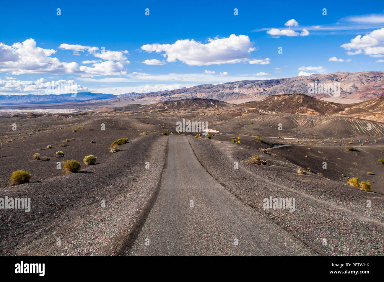 Reisen auf einer unbefestigten Straße durch eine einsame Gegend des Death Valley National Park; Ubehebe crater Area im Hintergrund; Kalifornien Stockfoto