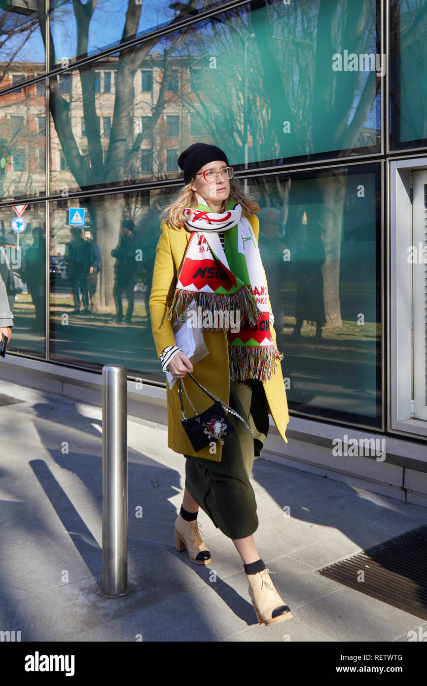 Mailand, Italien - 14 Januar, 2019: Frau mit Gelb und Weiß, Rot und Grün Msgm Schal zu Fuß vor dem Emporio Armani Modenschau, Milan Mode Stockfoto