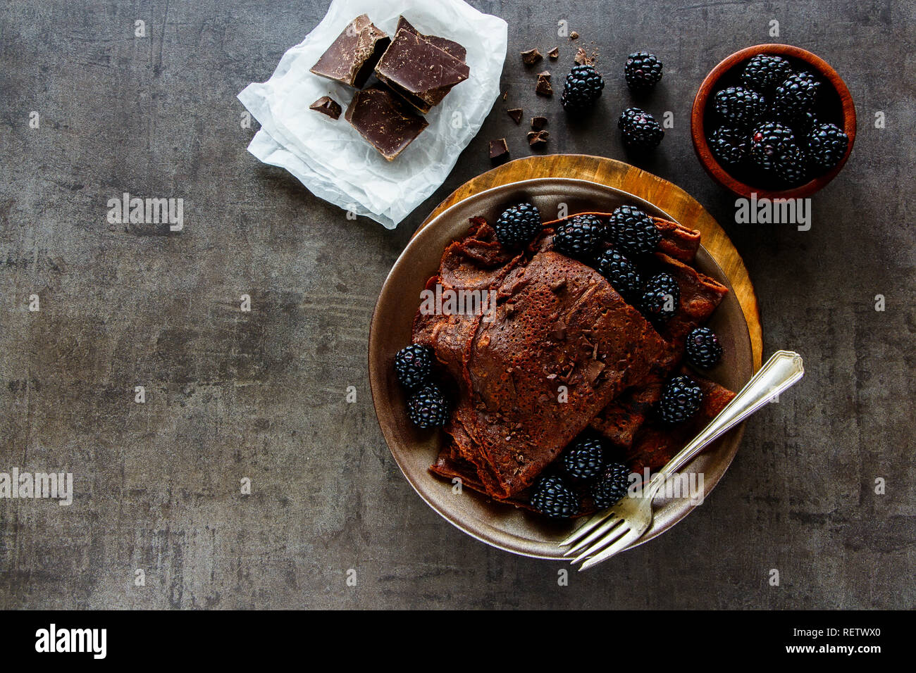 Flachbild-lay von Schokolade Crepes. Dünne Pfannkuchen, Schokolade und frischen Brombeeren Stockfoto