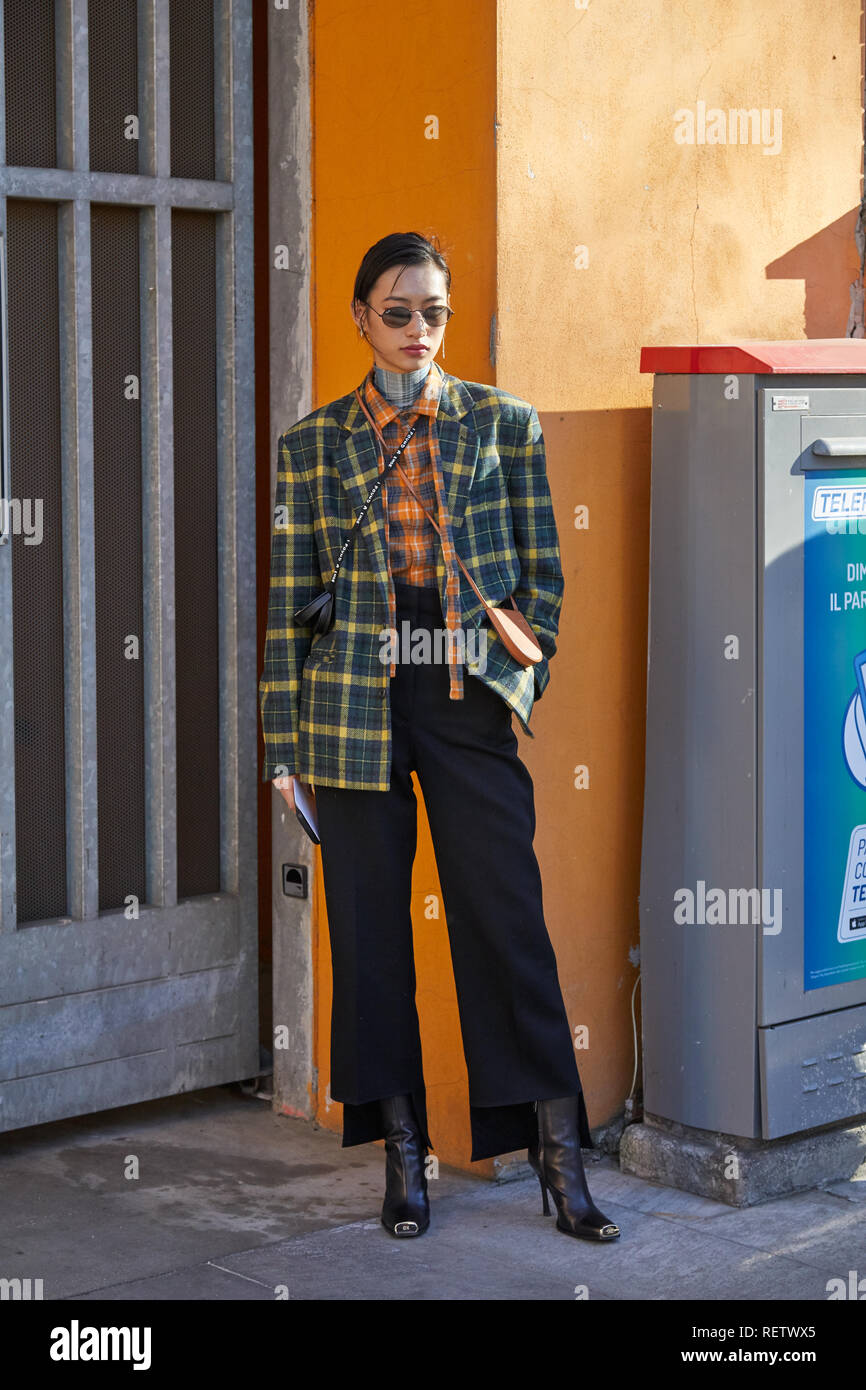 Mailand, Italien - 14 Januar, 2019: Frau mit Grün und Gelb karierten jacke und schwarzer Hose, bevor Emporio Armani Fashion Show, Mailand Fashion Wee Stockfoto