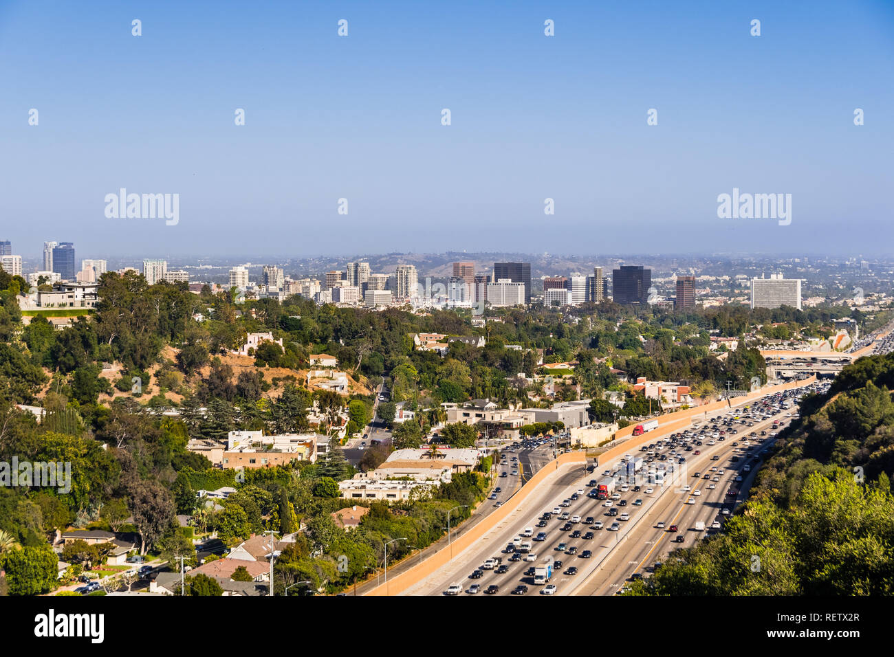 Blick auf die Skyline von Westwood Nachbarschaft; Autobahn 405 mit starkem Verkehr im Vordergrund; Los Angeles, Kalifornien Stockfoto