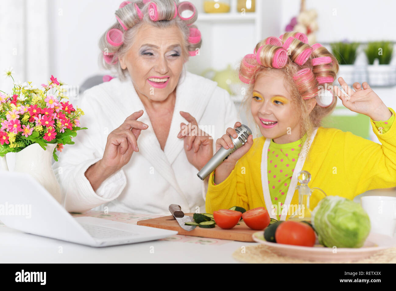 Oma Mit Enkelin Lieder Singen Mit Mikrofon In Kuche Stockfotografie Alamy