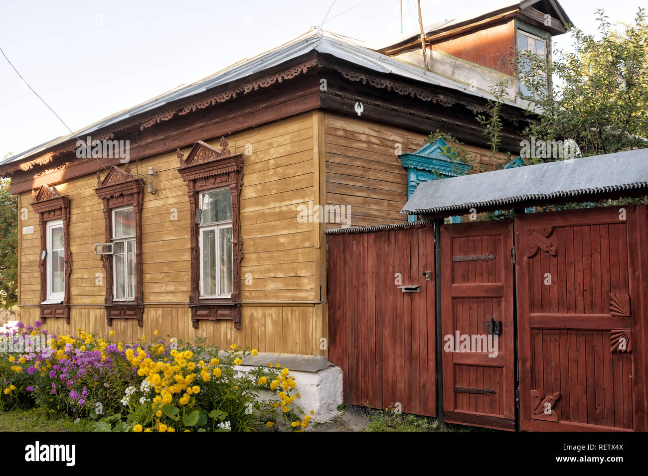 Kolomna, Russland - 14. August 2018: Holzhaus und Holztor mit dekorativen Schnitzereien in der Altstadt von Kolomna in Russland. Stockfoto