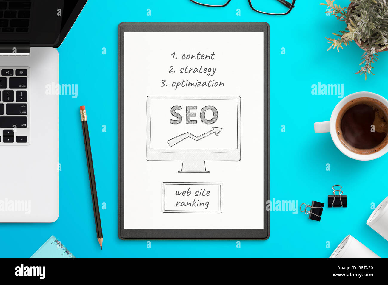 Search Engine Optimization Skizze auf weißem Papier. Büro Schreibtisch, Ansicht von oben Komposition. Laptop, Tasse Kaffee, Pflanze, Bleistift, Gläser neben. Stockfoto