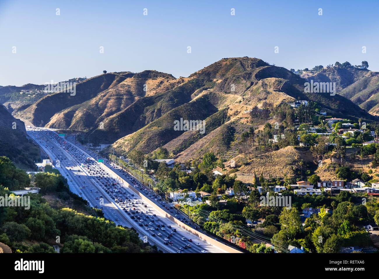Luftaufnahme von Highway 405 mit starkem Verkehr; die Hügel von Bel Air Nachbarschaft im Hintergrund; Los Angeles, Kalifornien Stockfoto