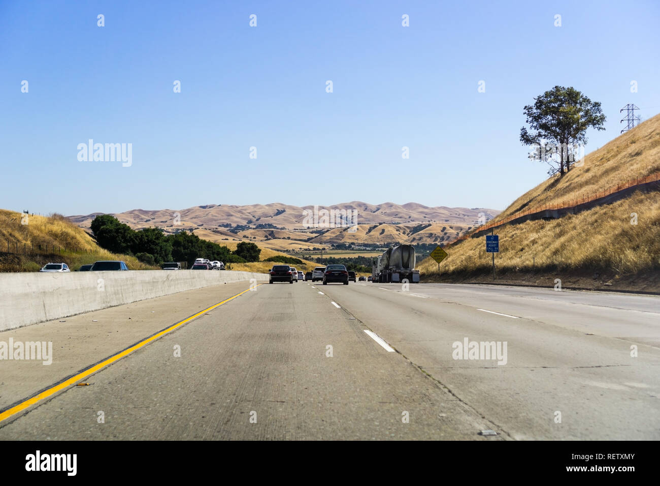 Sie fahren auf der Autobahn, im Osten von der San Francisco Bay Area an einem sonnigen Sommertag; goldene Berge im Hintergrund; Kalifornien Stockfoto