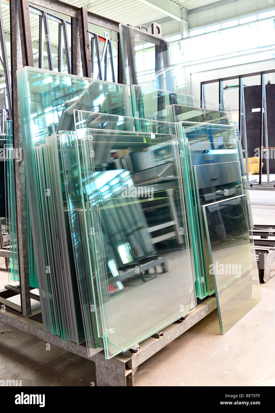 Lagerung von fertigen Glasscheiben für Verkauf für Haus Bau in einer Glashütte Stockfoto