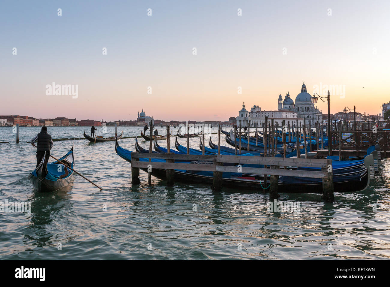 Venedig, Italien, 22. März 2018: Gondel Parkplatz mit Santa Maria della Salute an Hintergrund in Venedig, Italien Stockfoto