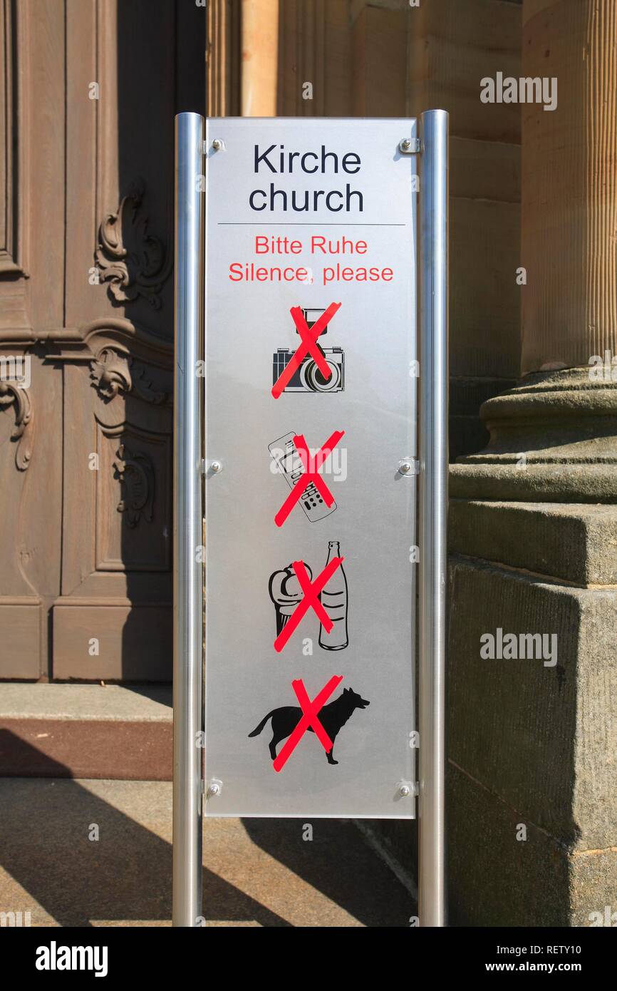 Anmelden Übersicht verbotene Gegenstände vor einer Kirche Stockfoto