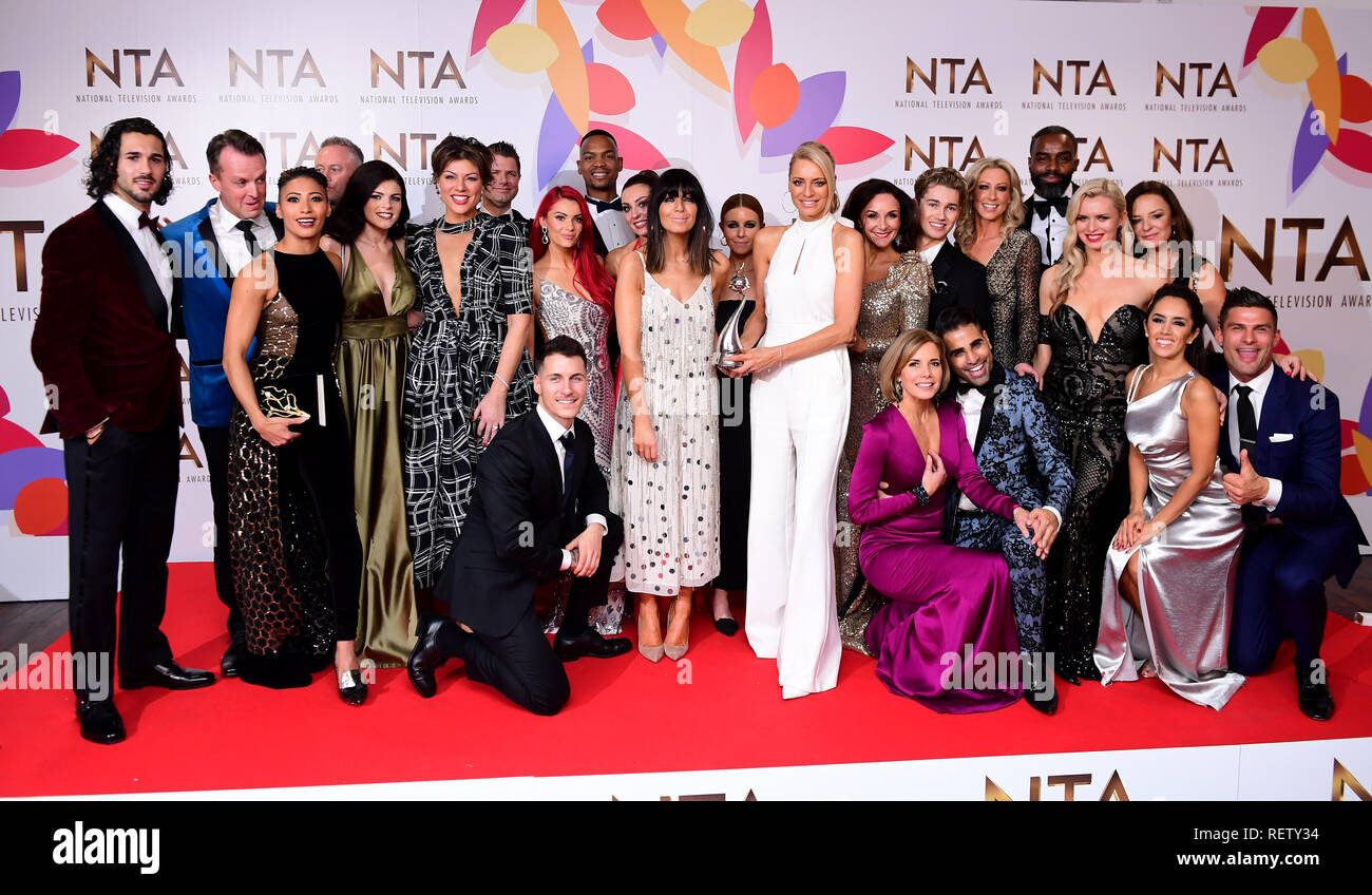 Claudia Winkleman (Mitte links) und Tess Daly (Mitte rechts) mit den Stars von Streng kommen Tanzen mit den Award für das beste Talent Show in der Presse Zimmer im National Television Awards 2019 in der O2 Arena in London statt. Stockfoto