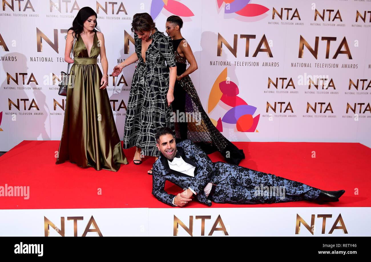 Ranj Singh (unten) mit den Stars von streng Come Dancing feiern die Auszeichnung für das beste Talent Show für streng Come Dancing in der Presse Zimmer im National Television Awards 2019 in der O2 Arena in London statt. Stockfoto