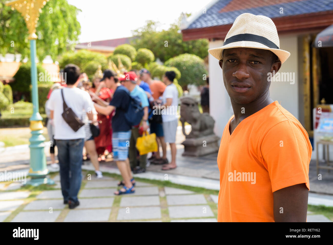Junge schwarze afrikanische touristische Mann Besuch in buddhistischen Tempel Stockfoto