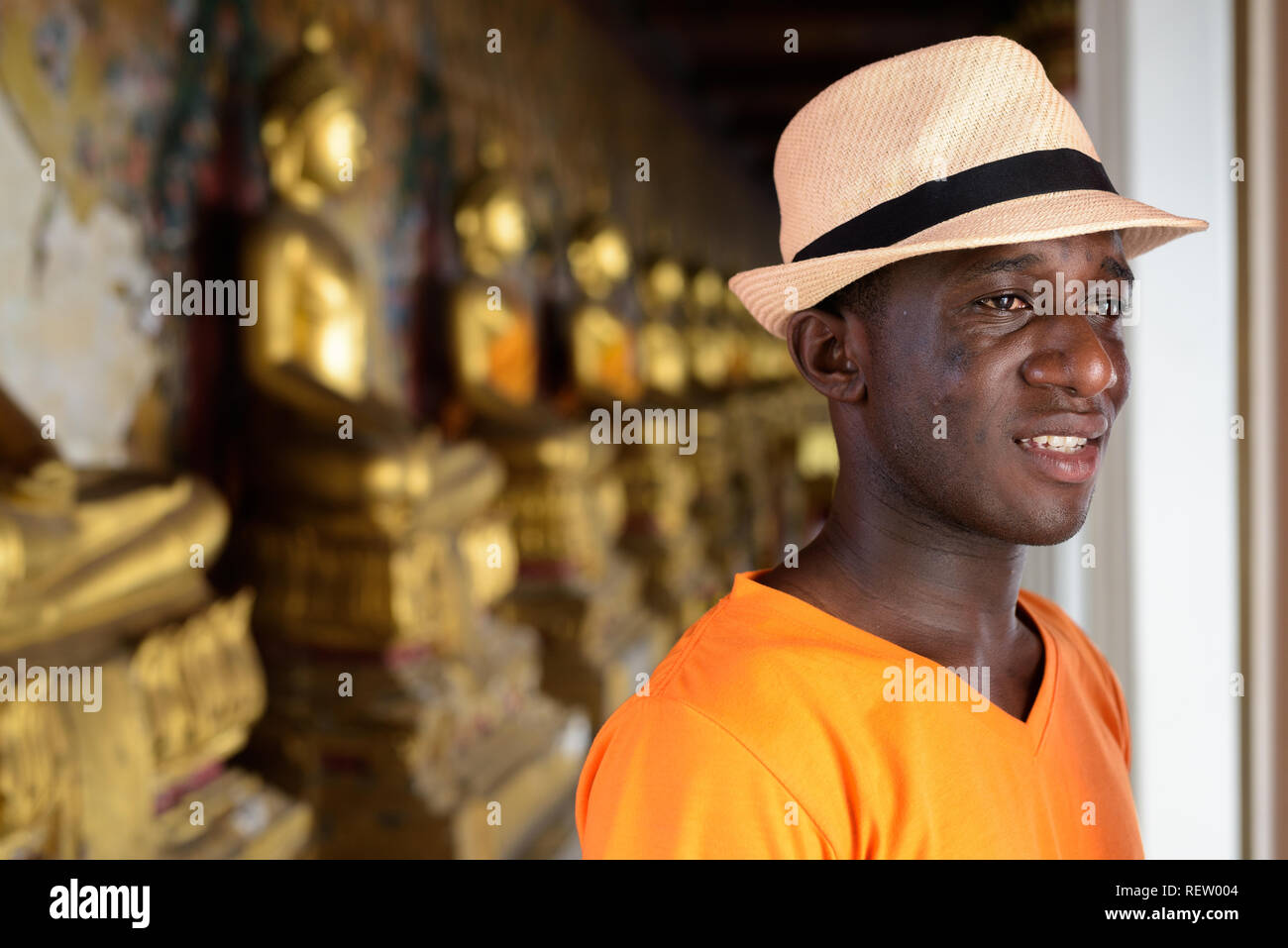 Junge glücklich Afrikanischen touristische Mann an buddhistischen Tempel lächelnd Stockfoto