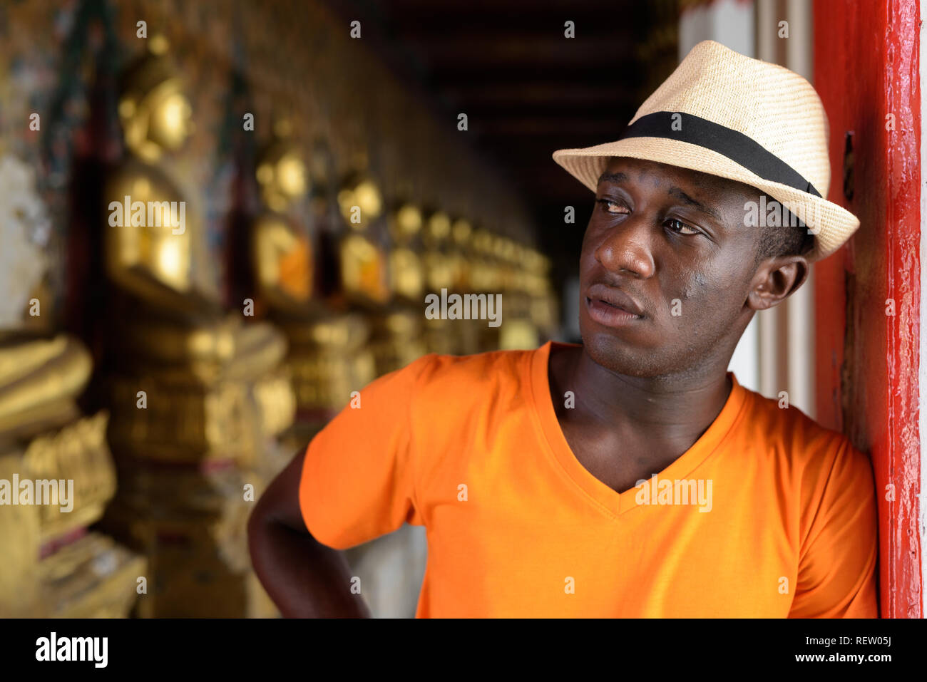 Junge schwarze afrikanische touristische Mann denken an buddhistischen Tempel Stockfoto