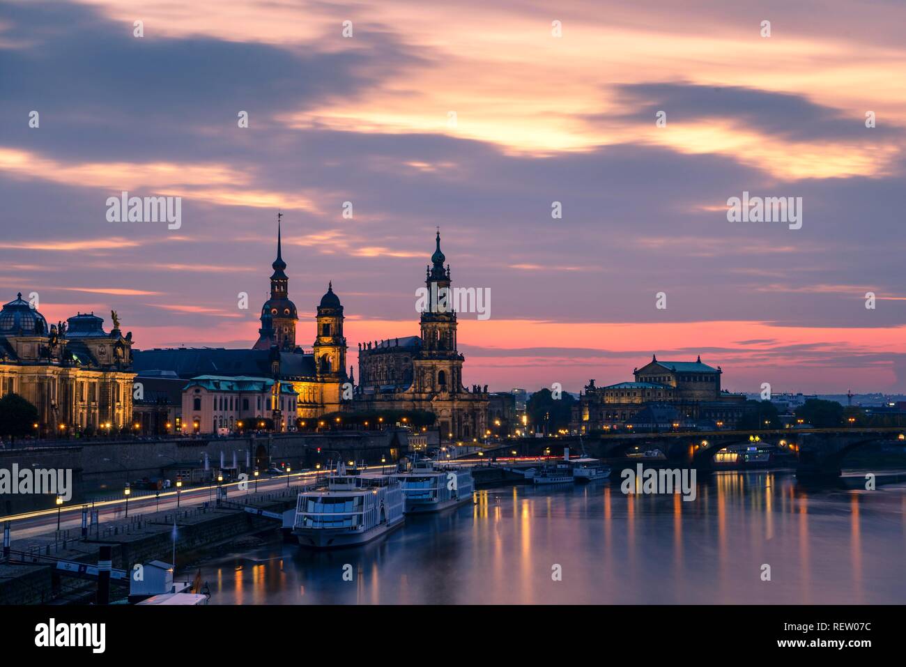 Sonnenuntergang mit Augustusbrücke, Terrasse Bank, Hofkirche, Residenzschloss, Frauenkirche, Hochschule für Bildende Künste und Stockfoto