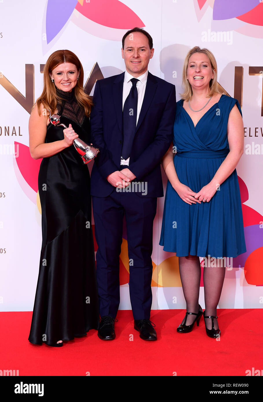 Sian Gibson Links Und Gill Inseln Rechts Mit Dem Preis Fur Den Besten Comic Fur Peter Kay S Auto Teilen In Der Presse Zimmer Im National Television Awards 2019 In Der O2 Arena