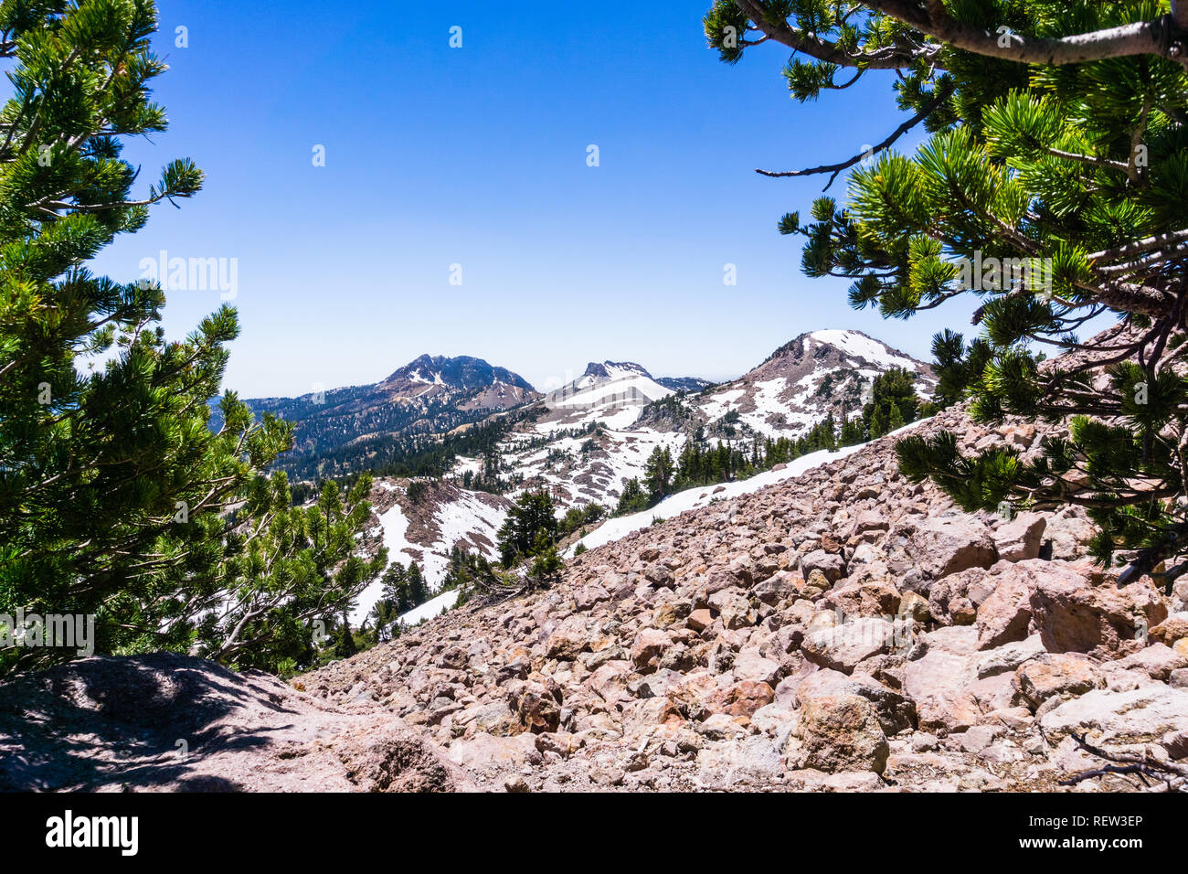 Höhe Landschaft in den Lassen Volcanic National Park mit Gipfeln und Pisten im Schnee von den Zweigen von Pinien umrahmt, Northern Californ Stockfoto