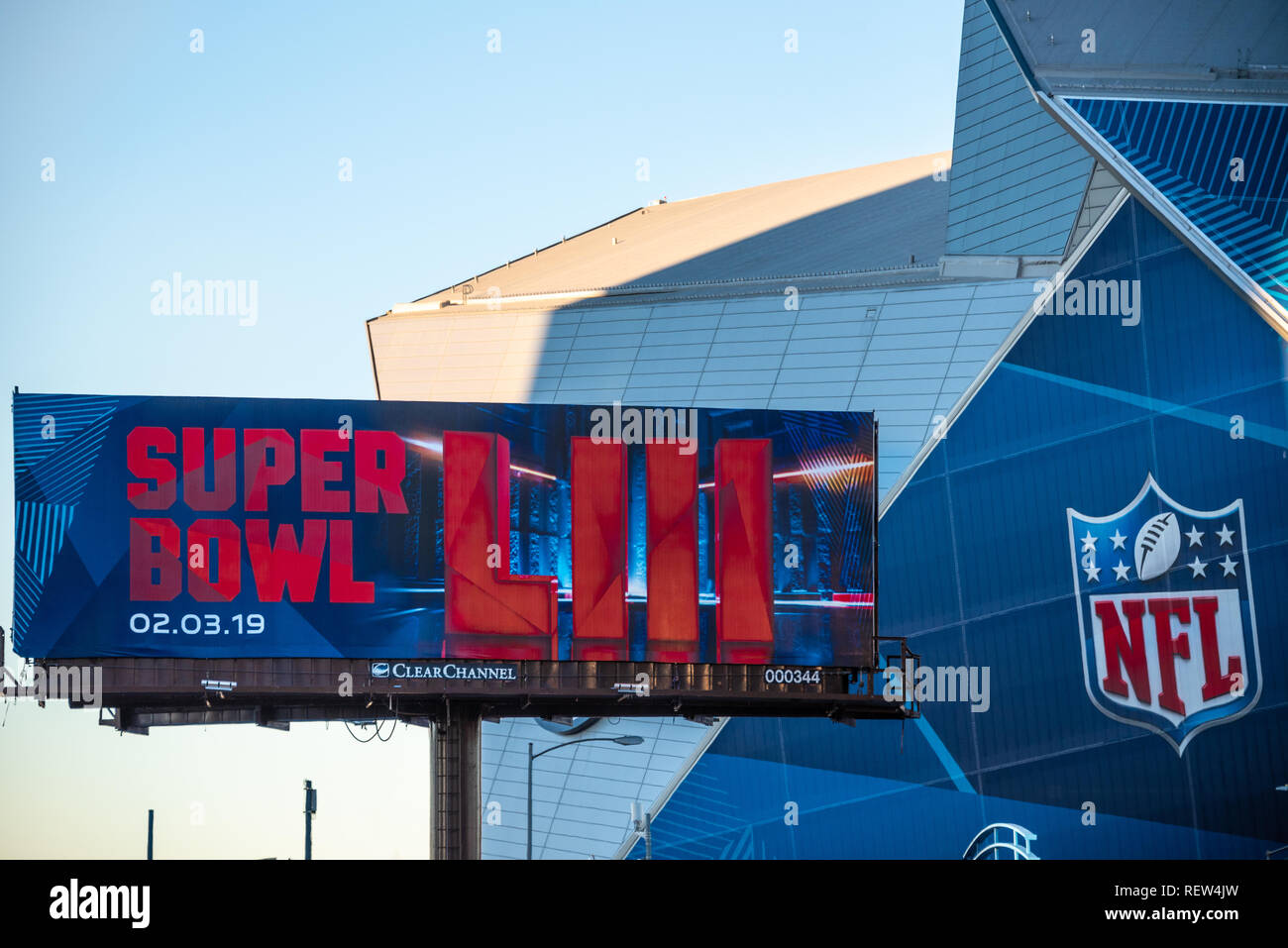 Super Bowl LIII Billboard außerhalb von Mercedes-Benz-Stadion in der Innenstadt von Atlanta, Georgia. (USA) Stockfoto