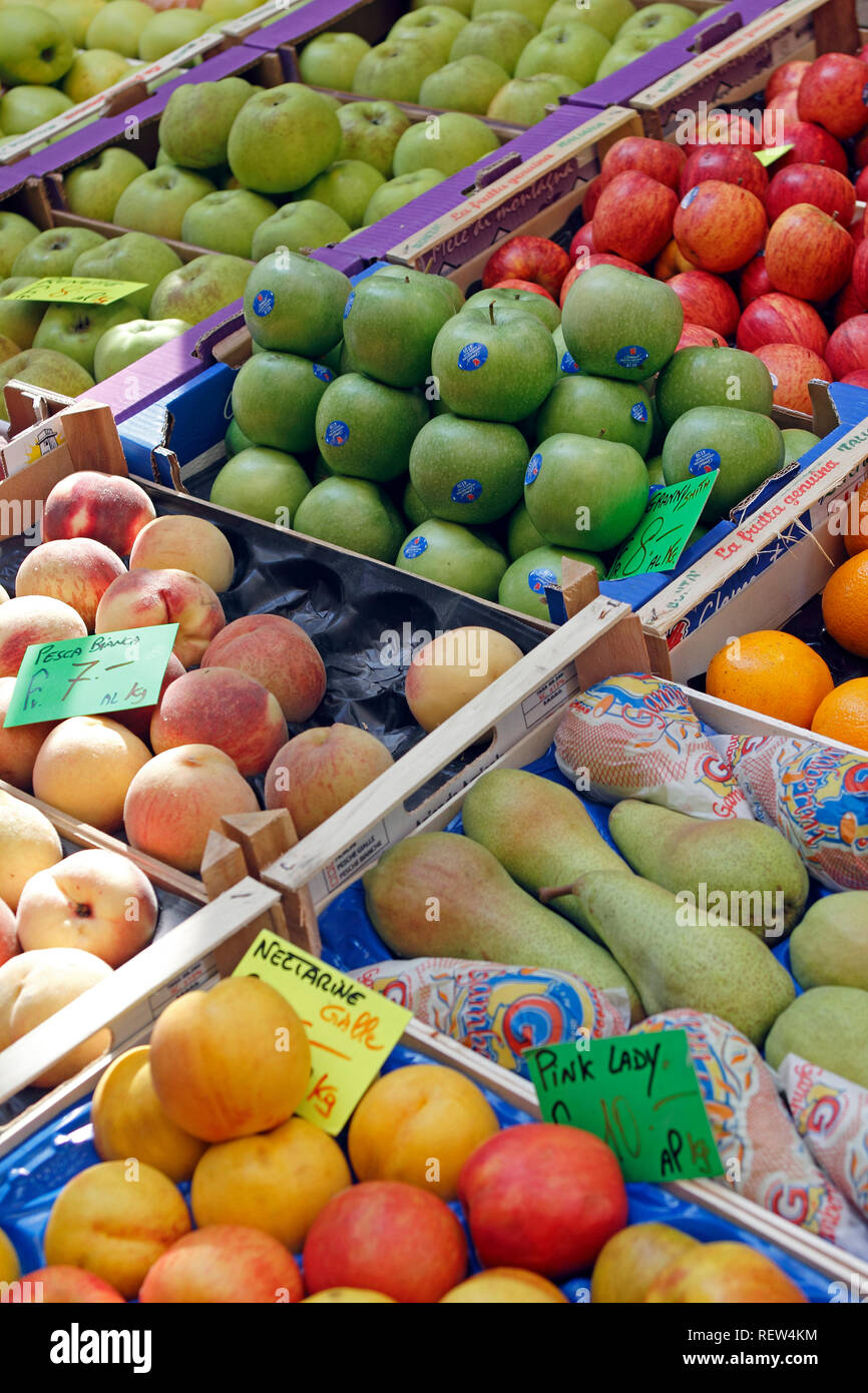 Schweiz Tessin Lugano See Lugano Schweizer Alpen frisches Obst und Gemüse Display auf dem Markt Stockfoto